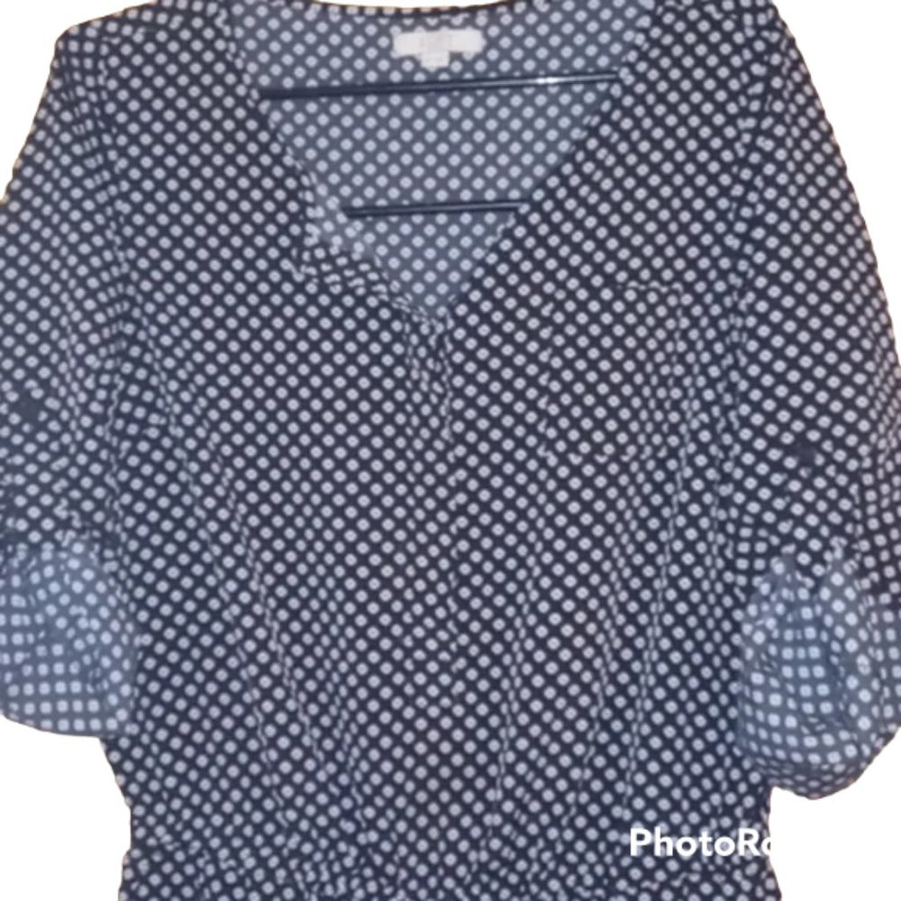 A black and white loft jumper and the size is size 4p